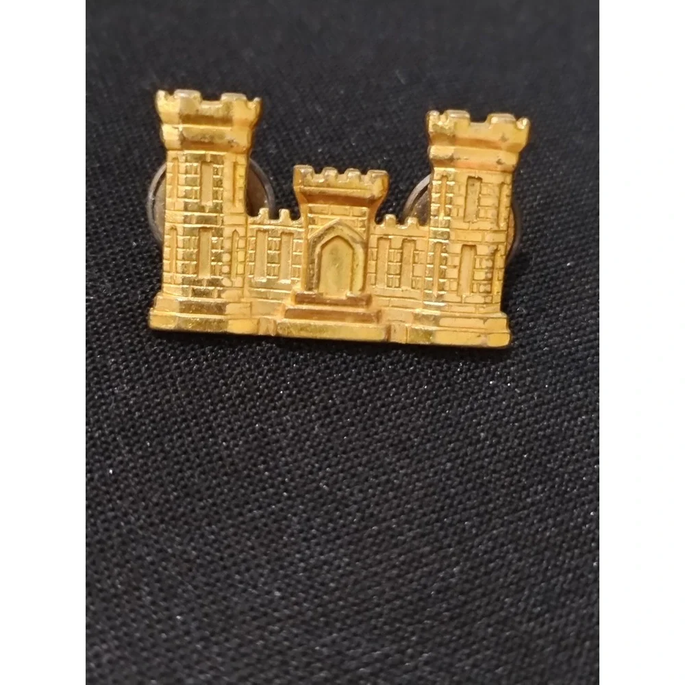 US Army Corps of Engineers Castle Insignia Pin Gold Tone Military Branch Logo